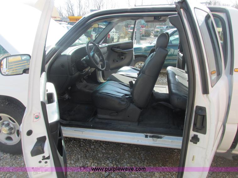 image for item E7122 2002 Chevrolet Silverado 1500 LS pickup truck