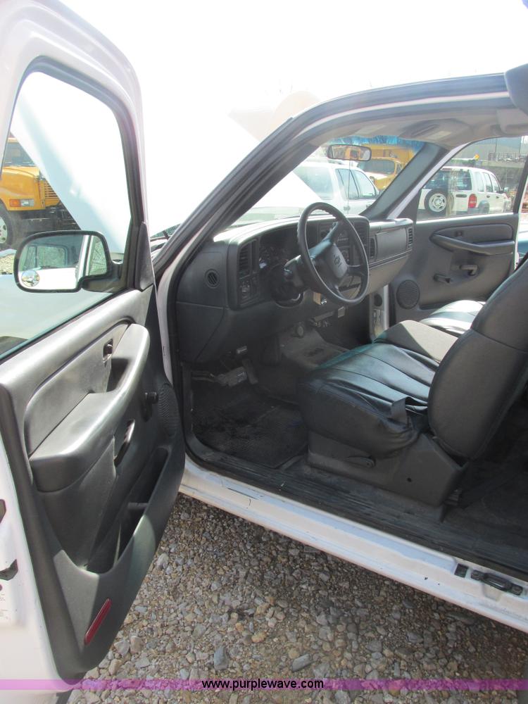 image for item E7122 2002 Chevrolet Silverado 1500 LS pickup truck