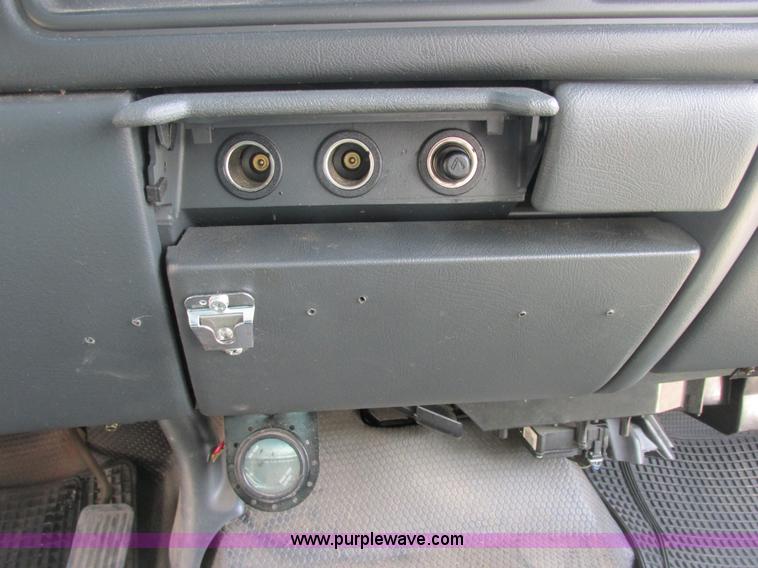 image for item E7122 2002 Chevrolet Silverado 1500 LS pickup truck