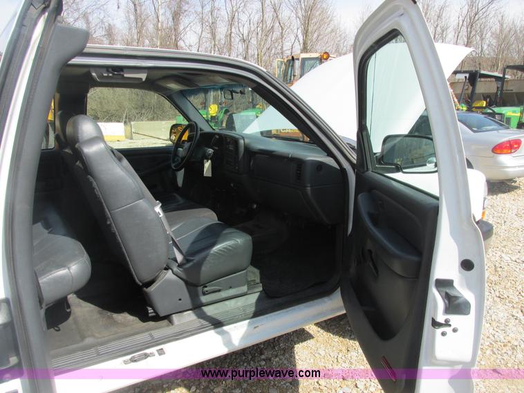 image for item E7122 2002 Chevrolet Silverado 1500 LS pickup truck