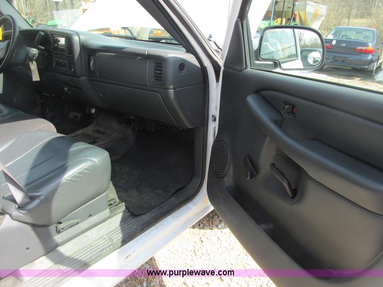 image for item E7122 2002 Chevrolet Silverado 1500 LS pickup truck