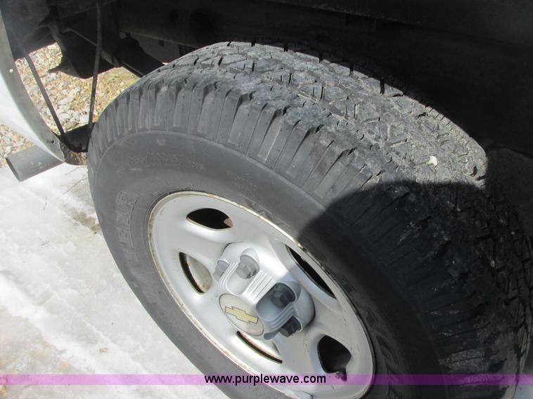 image for item E7122 2002 Chevrolet Silverado 1500 LS pickup truck