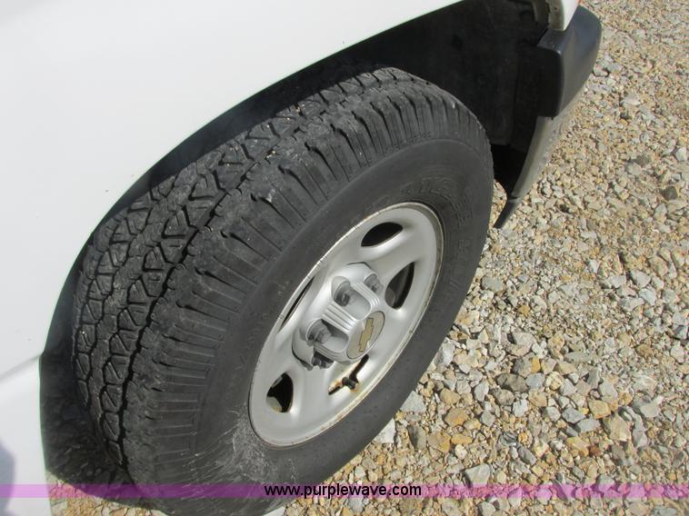 image for item E7122 2002 Chevrolet Silverado 1500 LS pickup truck