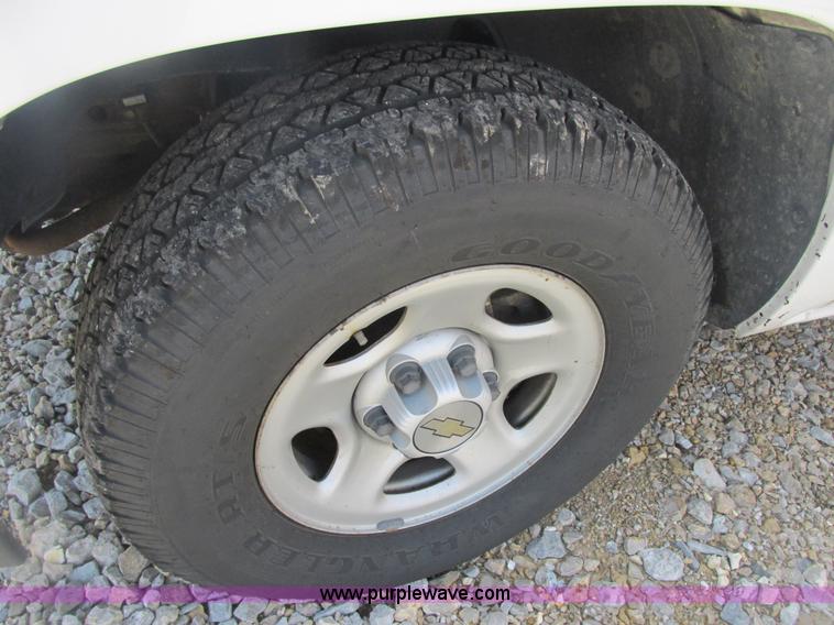 image for item E7122 2002 Chevrolet Silverado 1500 LS pickup truck