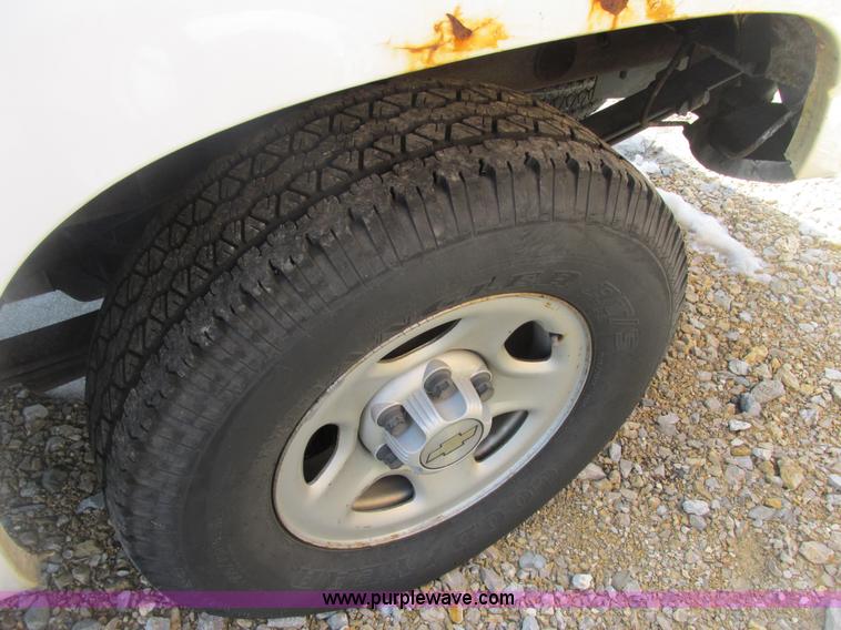 image for item E7122 2002 Chevrolet Silverado 1500 LS pickup truck