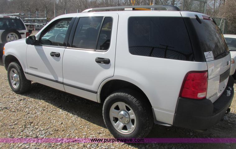 image for item E7123 2004 Ford Explorer XLS SUV