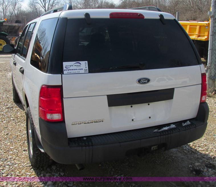 image for item E7123 2004 Ford Explorer XLS SUV