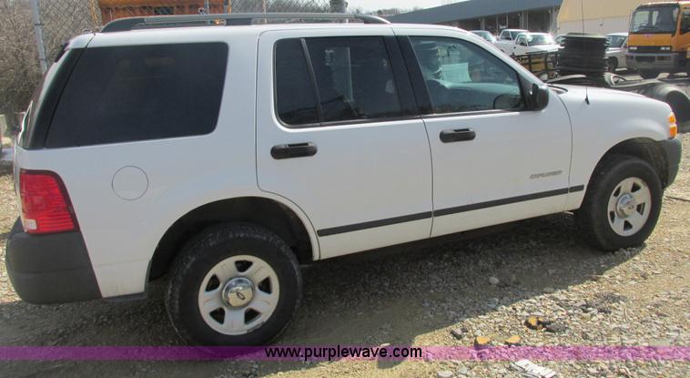 image for item E7123 2004 Ford Explorer XLS SUV
