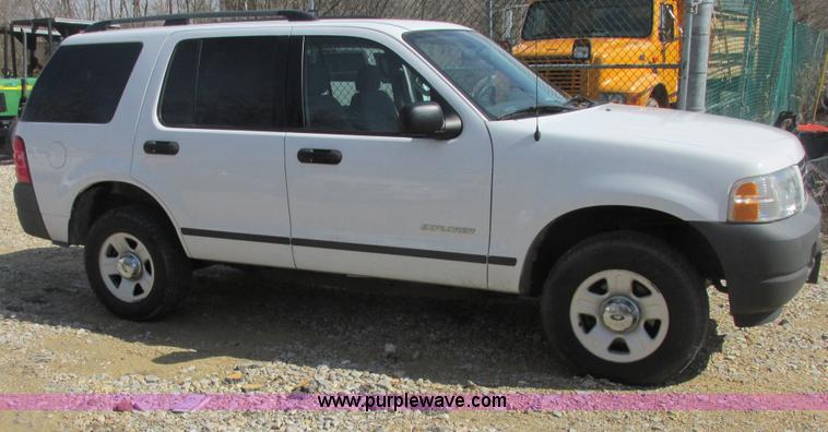 image for item E7123 2004 Ford Explorer XLS SUV