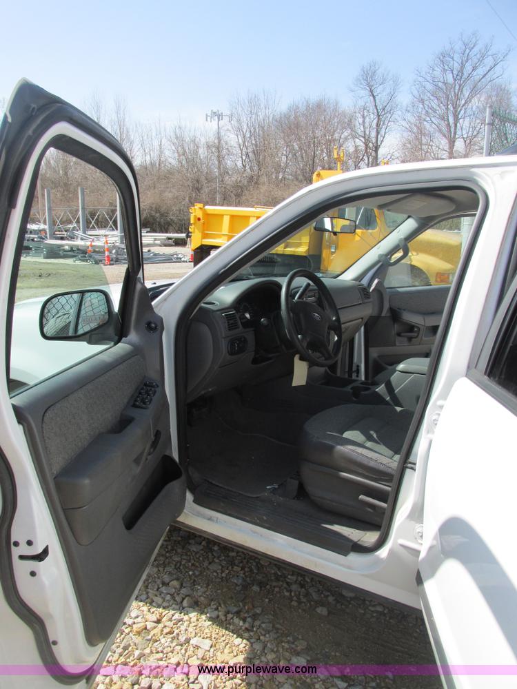 image for item E7123 2004 Ford Explorer XLS SUV