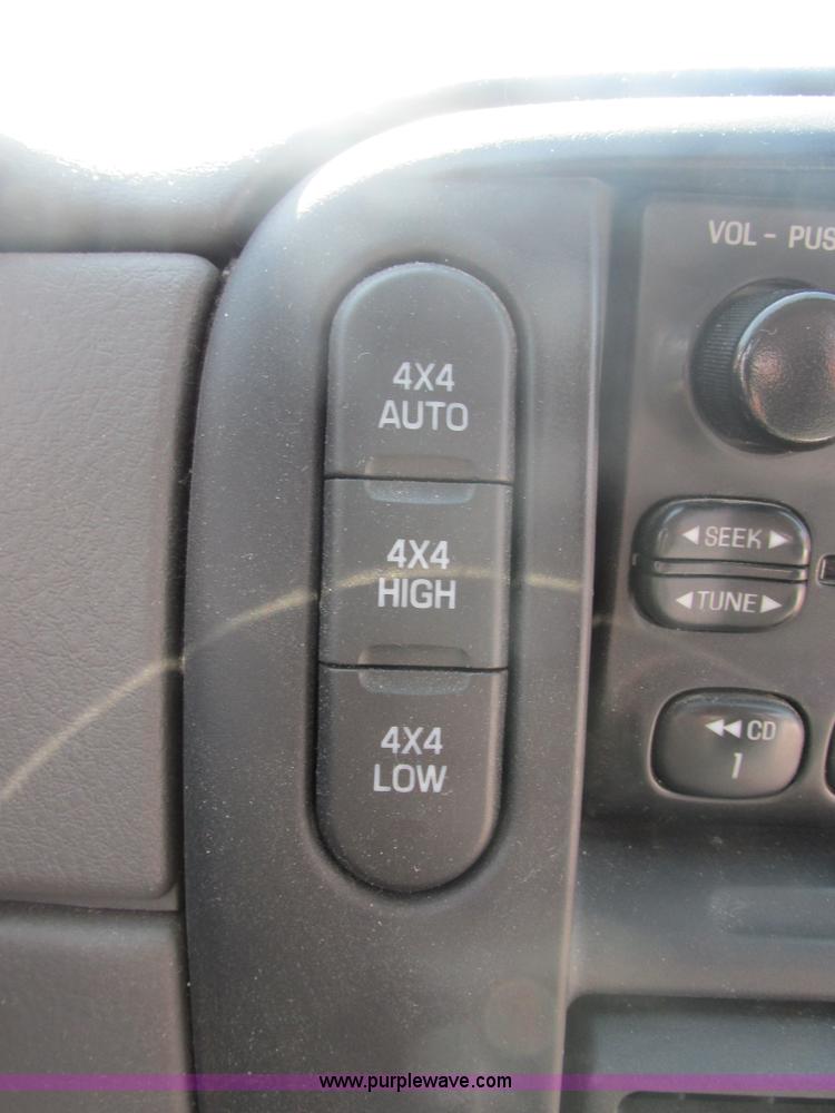 image for item E7123 2004 Ford Explorer XLS SUV