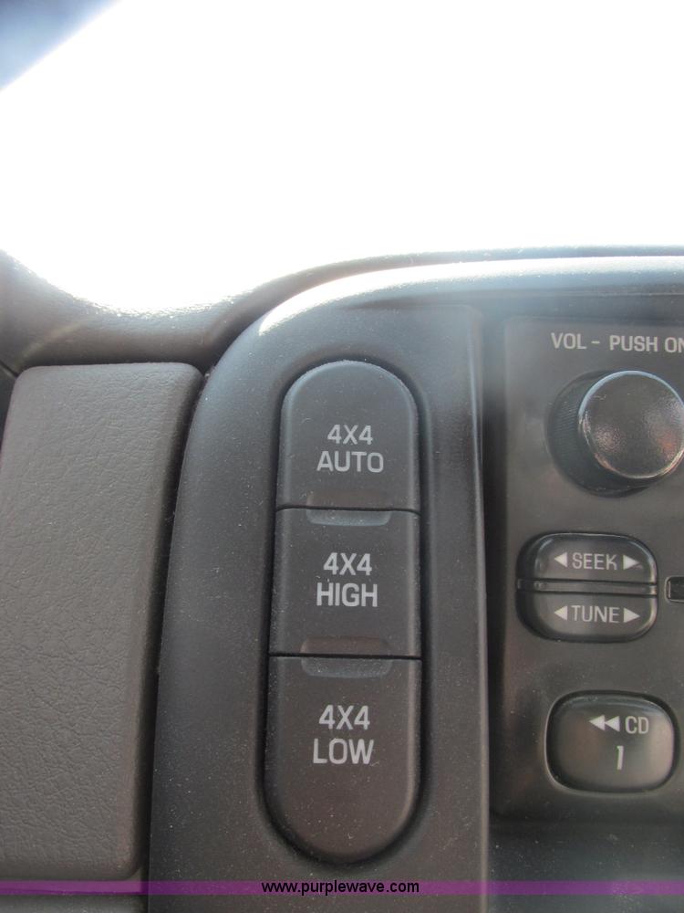 image for item E7123 2004 Ford Explorer XLS SUV