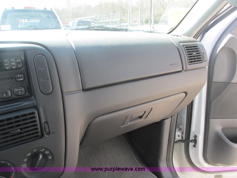 image for item E7123 2004 Ford Explorer XLS SUV