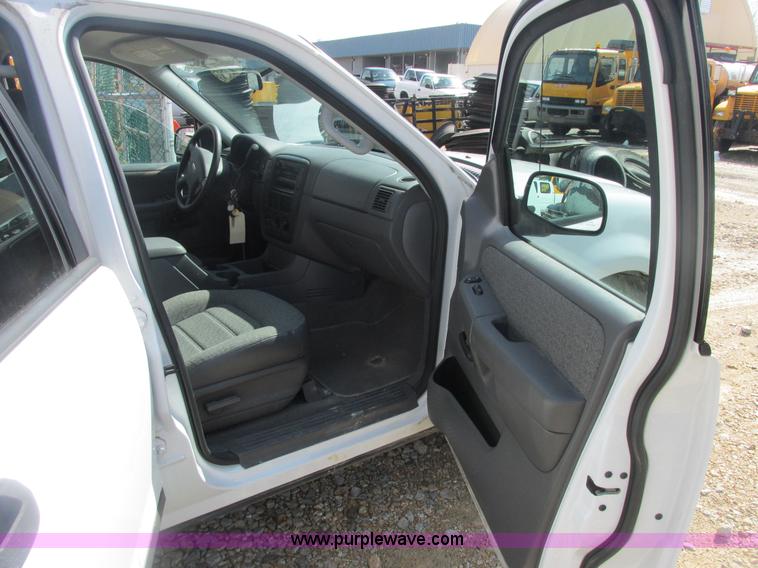 image for item E7123 2004 Ford Explorer XLS SUV