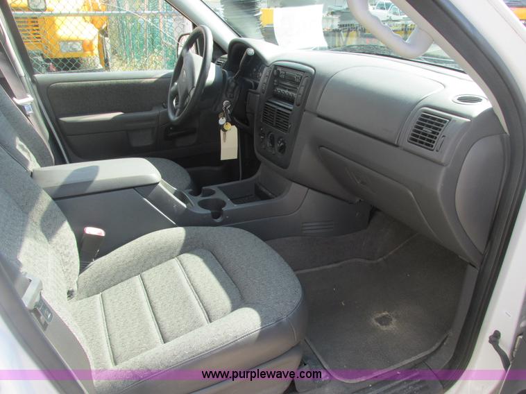 image for item E7123 2004 Ford Explorer XLS SUV