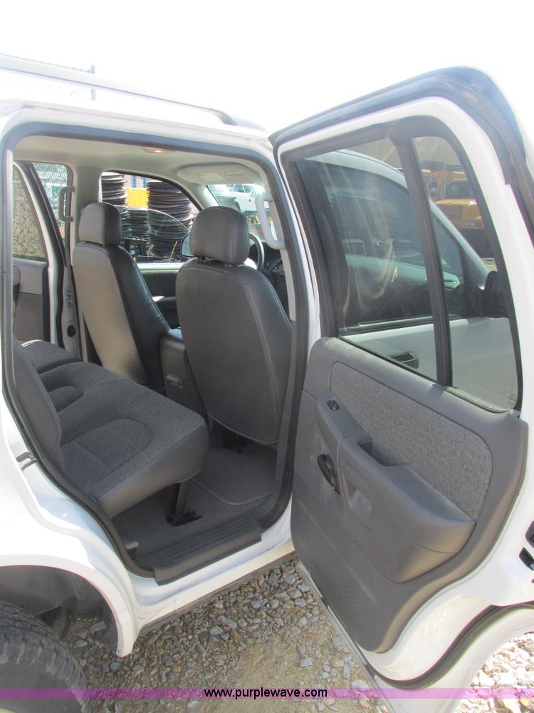 image for item E7123 2004 Ford Explorer XLS SUV