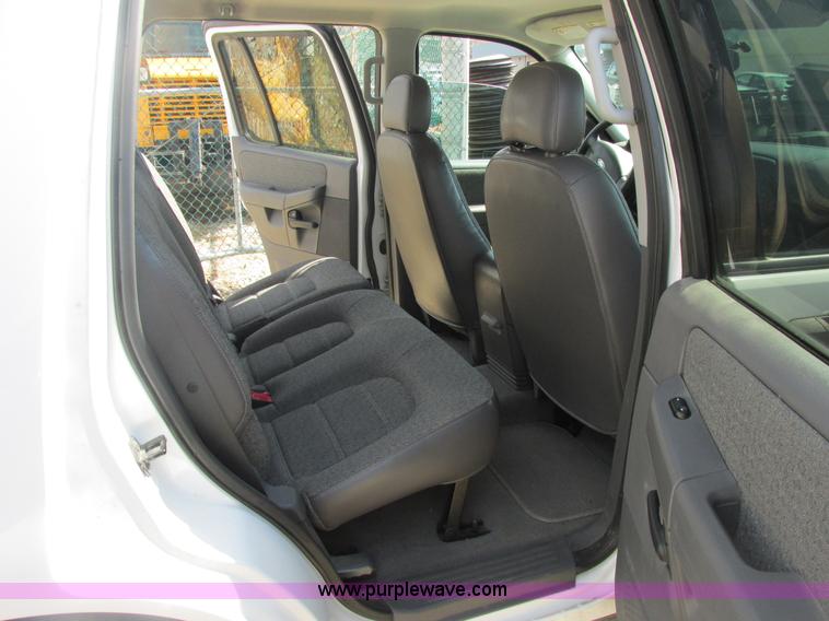 image for item E7123 2004 Ford Explorer XLS SUV