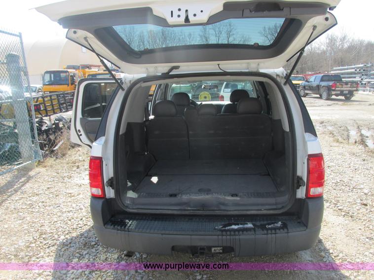 image for item E7123 2004 Ford Explorer XLS SUV