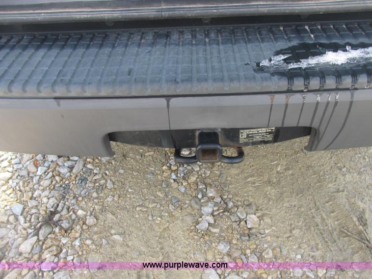 image for item E7123 2004 Ford Explorer XLS SUV