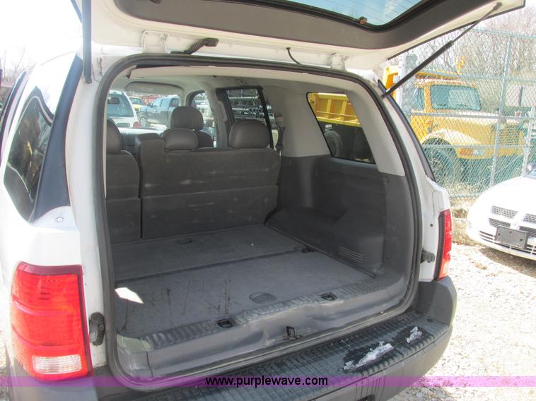 image for item E7123 2004 Ford Explorer XLS SUV