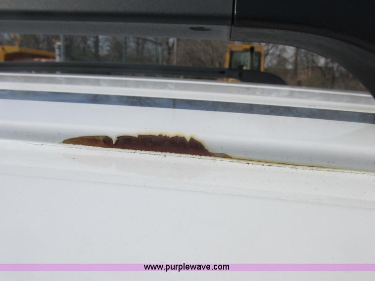 image for item E7123 2004 Ford Explorer XLS SUV