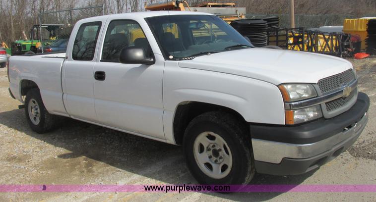 image for item E7125 2004 Chevrolet Silverado C1500 pickup truck