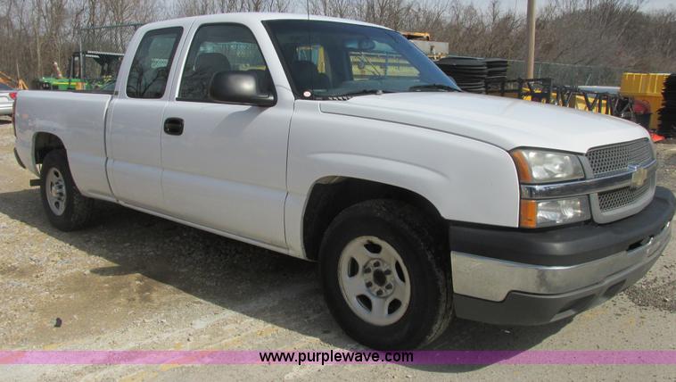 image for item E7125 2004 Chevrolet Silverado C1500 pickup truck