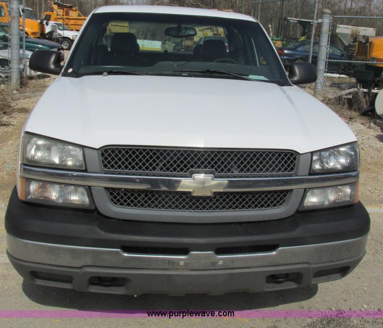image for item E7125 2004 Chevrolet Silverado C1500 pickup truck