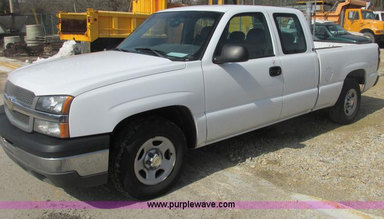 image for item E7125 2004 Chevrolet Silverado C1500 pickup truck