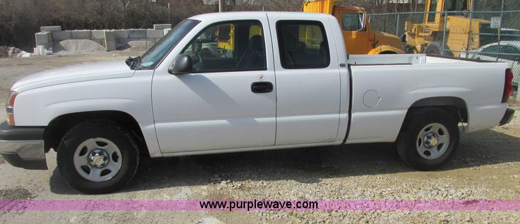 image for item E7125 2004 Chevrolet Silverado C1500 pickup truck