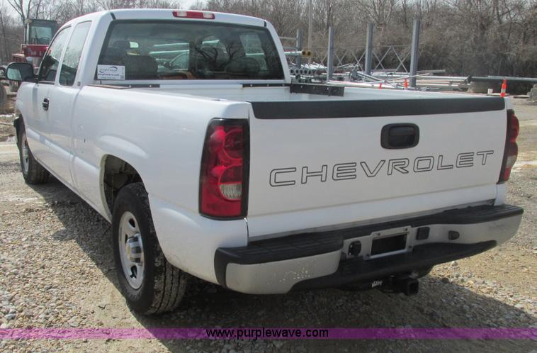 image for item E7125 2004 Chevrolet Silverado C1500 pickup truck