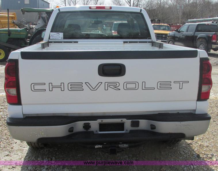 image for item E7125 2004 Chevrolet Silverado C1500 pickup truck