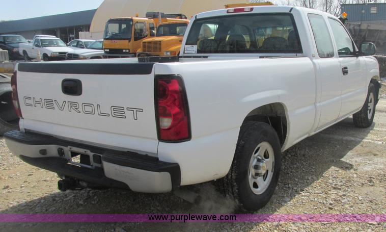 image for item E7125 2004 Chevrolet Silverado C1500 pickup truck
