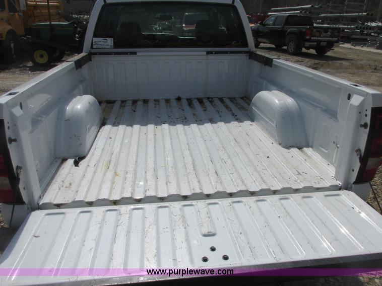 image for item E7125 2004 Chevrolet Silverado C1500 pickup truck