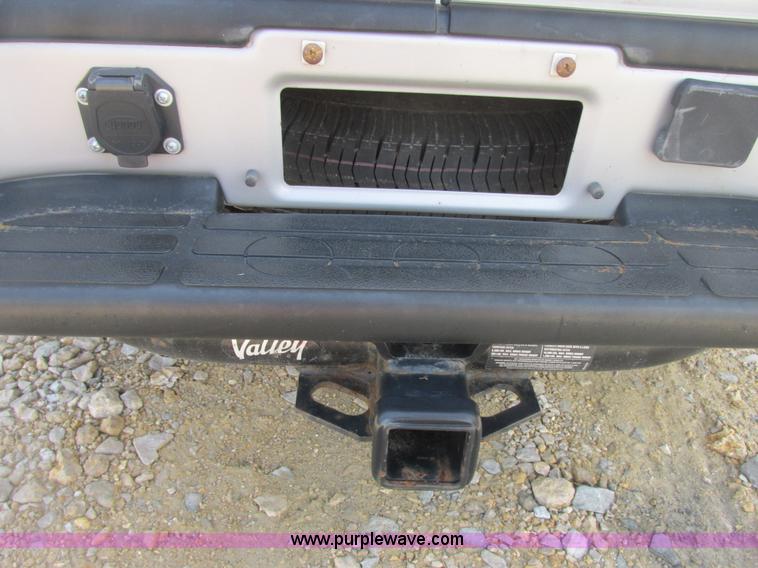 image for item E7125 2004 Chevrolet Silverado C1500 pickup truck