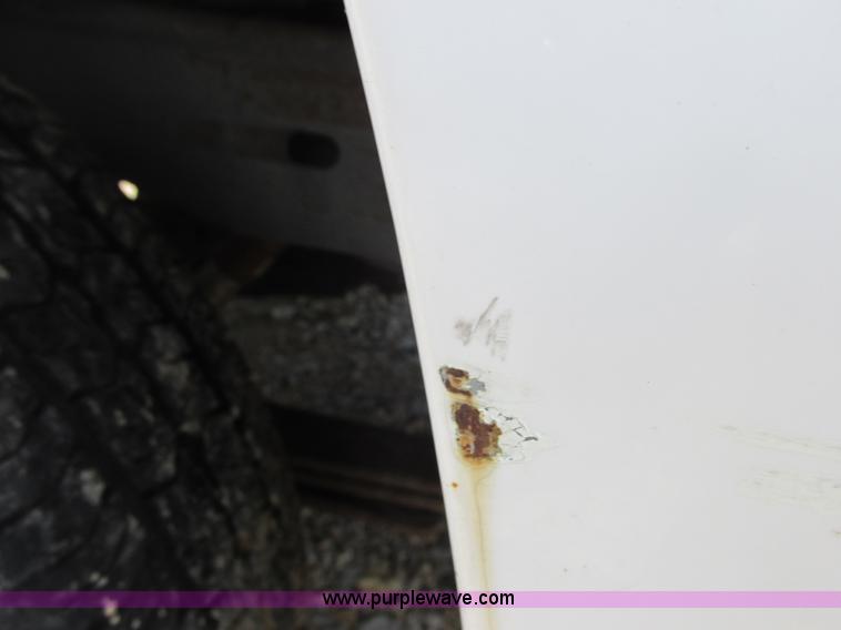 image for item E7125 2004 Chevrolet Silverado C1500 pickup truck