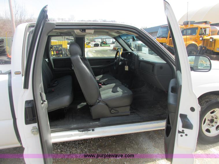 image for item E7125 2004 Chevrolet Silverado C1500 pickup truck