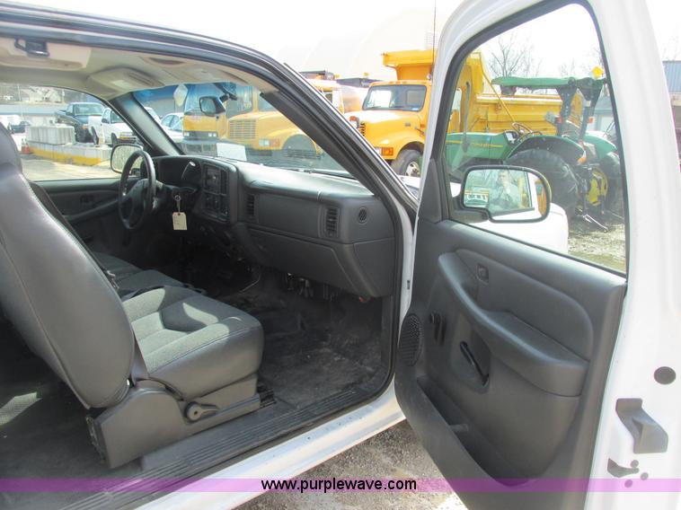 image for item E7125 2004 Chevrolet Silverado C1500 pickup truck