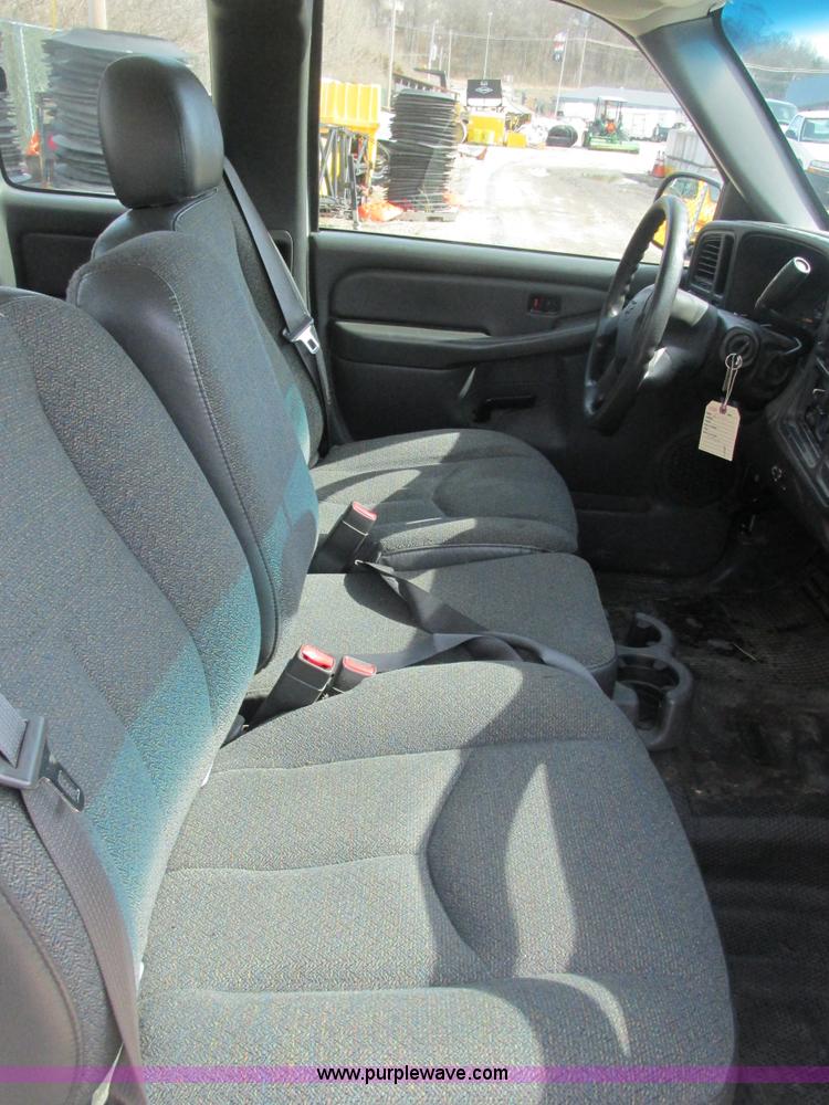 image for item E7125 2004 Chevrolet Silverado C1500 pickup truck