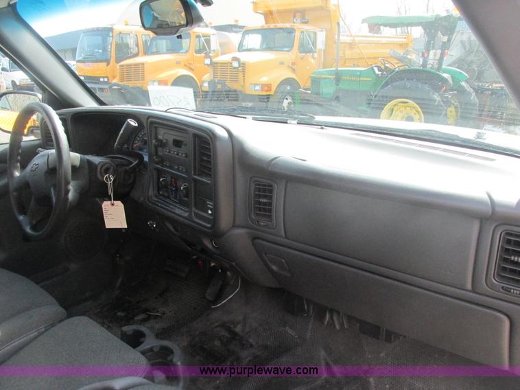 image for item E7125 2004 Chevrolet Silverado C1500 pickup truck