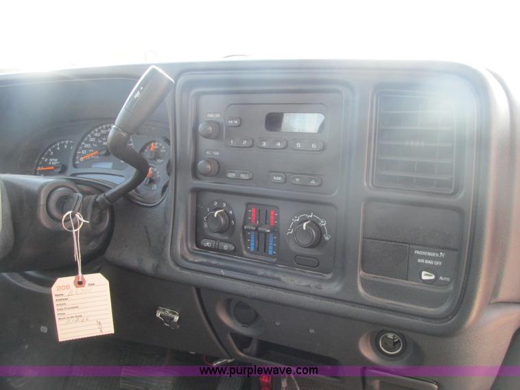 image for item E7125 2004 Chevrolet Silverado C1500 pickup truck