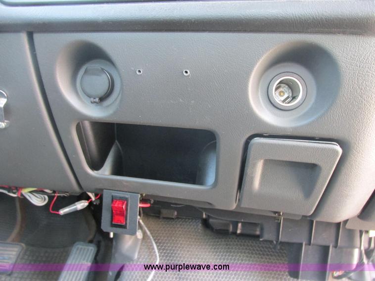 image for item E7125 2004 Chevrolet Silverado C1500 pickup truck