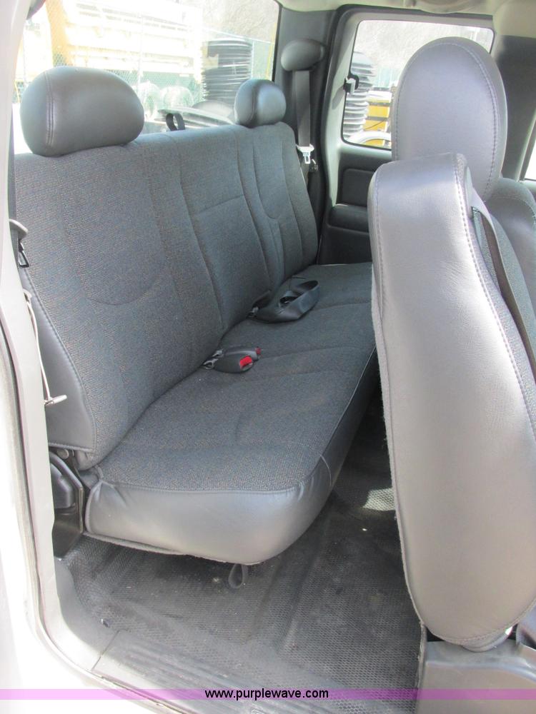 image for item E7125 2004 Chevrolet Silverado C1500 pickup truck