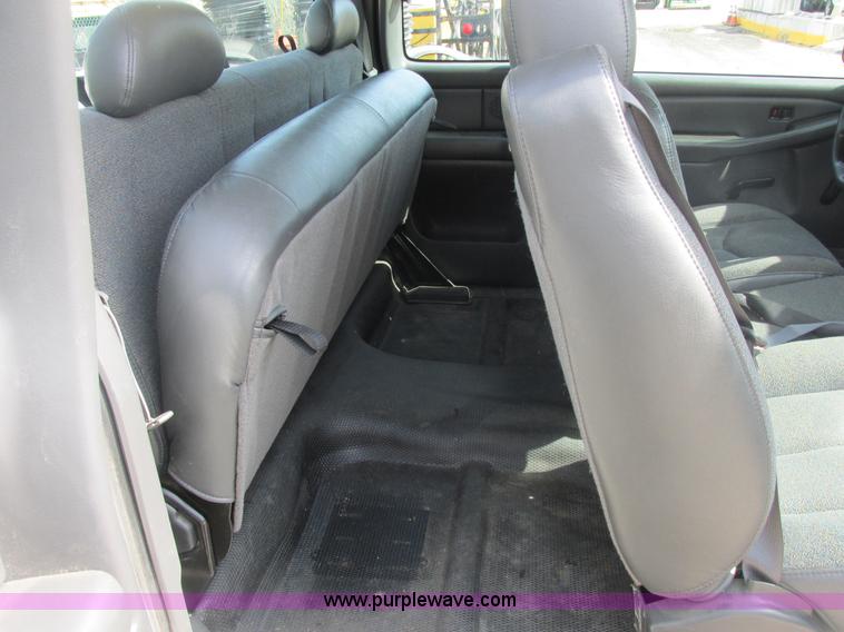 image for item E7125 2004 Chevrolet Silverado C1500 pickup truck