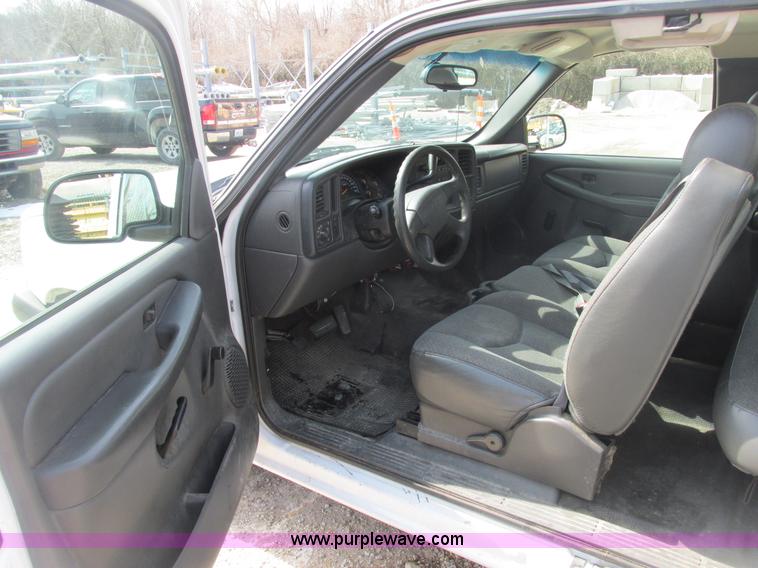 image for item E7125 2004 Chevrolet Silverado C1500 pickup truck