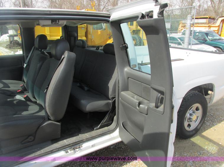 image for item E7125 2004 Chevrolet Silverado C1500 pickup truck