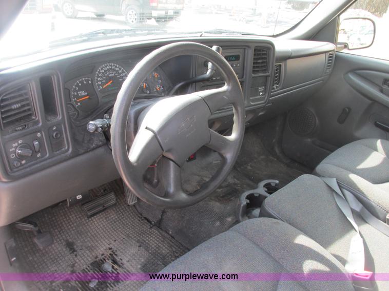 image for item E7125 2004 Chevrolet Silverado C1500 pickup truck