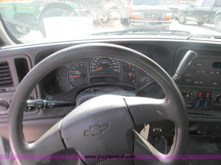 image for item E7125 2004 Chevrolet Silverado C1500 pickup truck