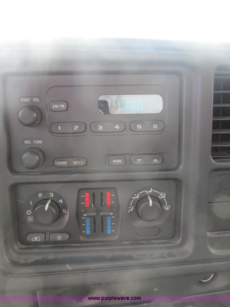 image for item E7125 2004 Chevrolet Silverado C1500 pickup truck