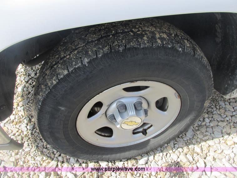 image for item E7125 2004 Chevrolet Silverado C1500 pickup truck